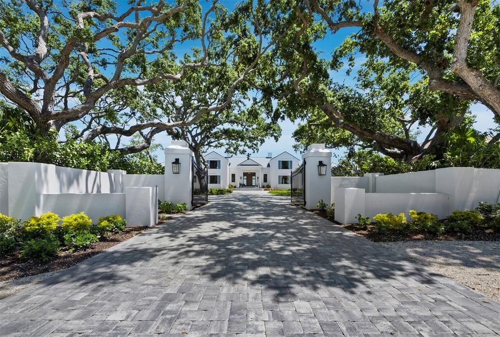 Под контрактом: $8,999,999 (4 спален, 4 ванн, 7497 Квадратных фут)