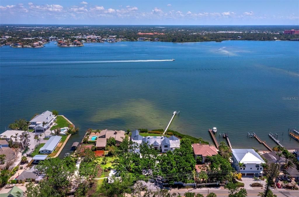 Под контрактом: $8,999,999 (4 спален, 4 ванн, 7497 Квадратных фут)