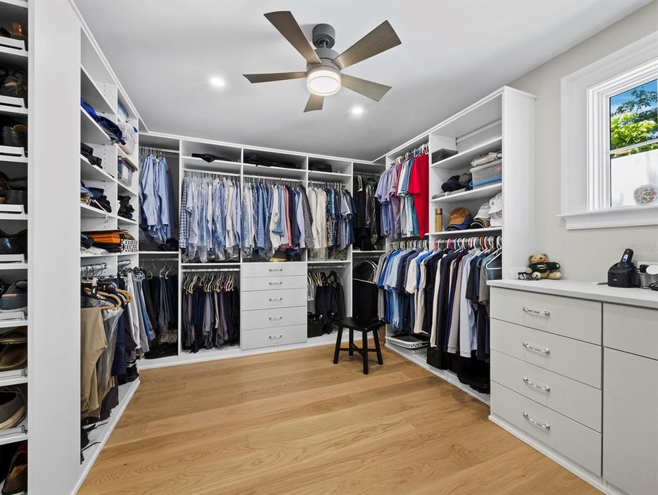 Под контрактом: $8,999,999 (4 спален, 4 ванн, 7497 Квадратных фут)