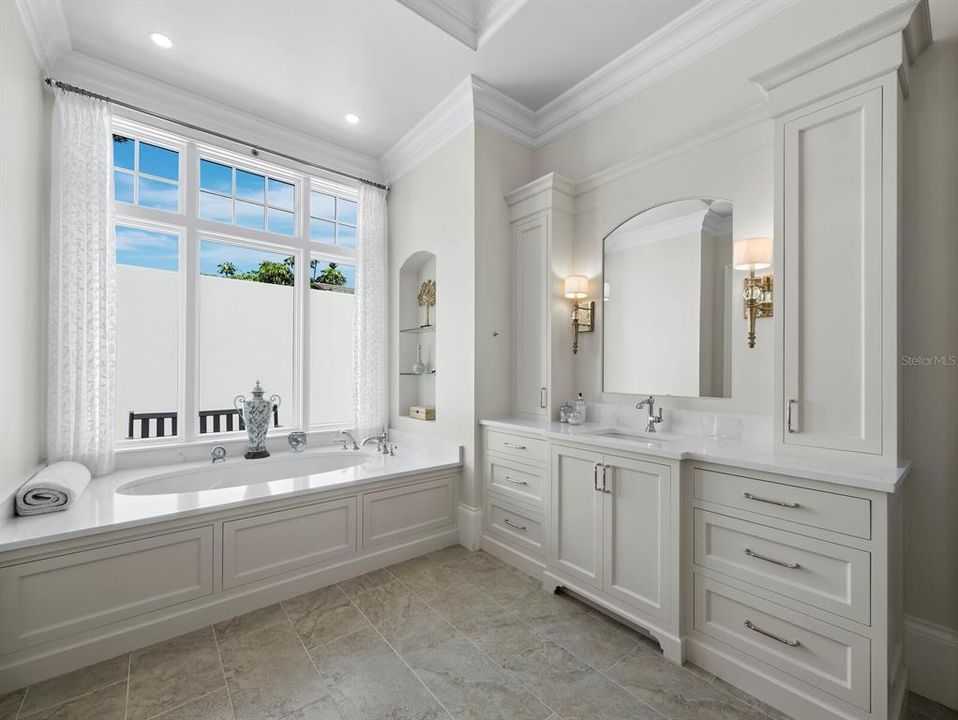 Под контрактом: $8,999,999 (4 спален, 4 ванн, 7497 Квадратных фут)