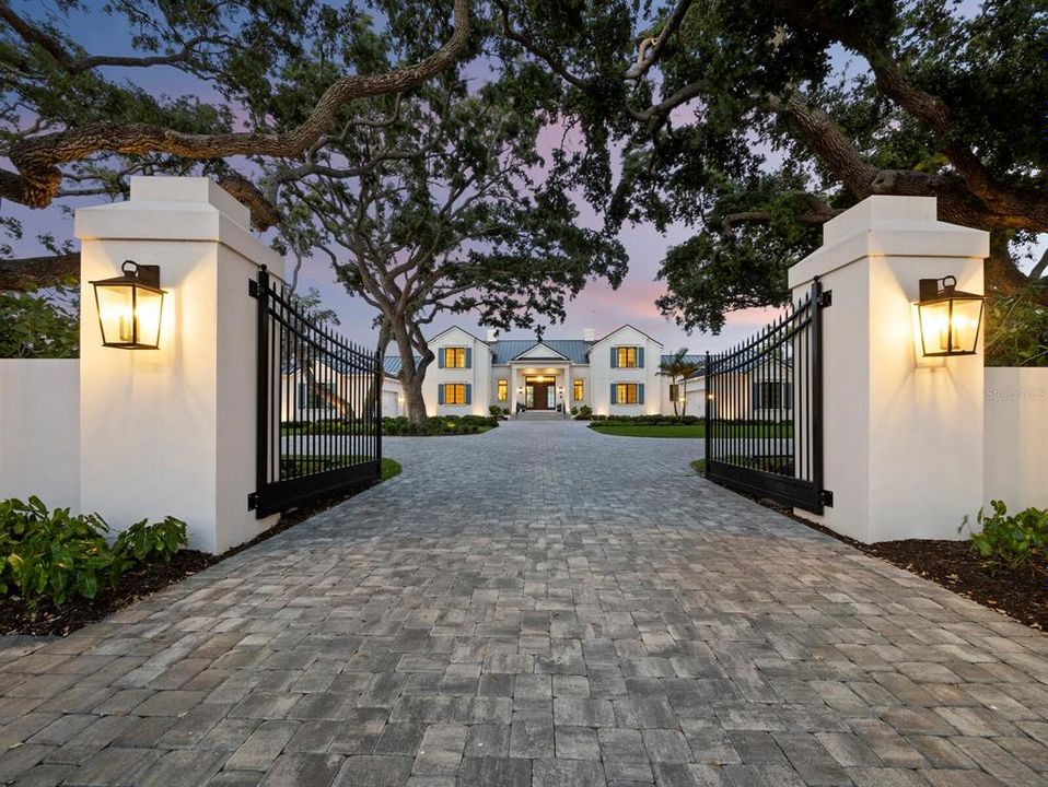 Под контрактом: $8,999,999 (4 спален, 4 ванн, 7497 Квадратных фут)