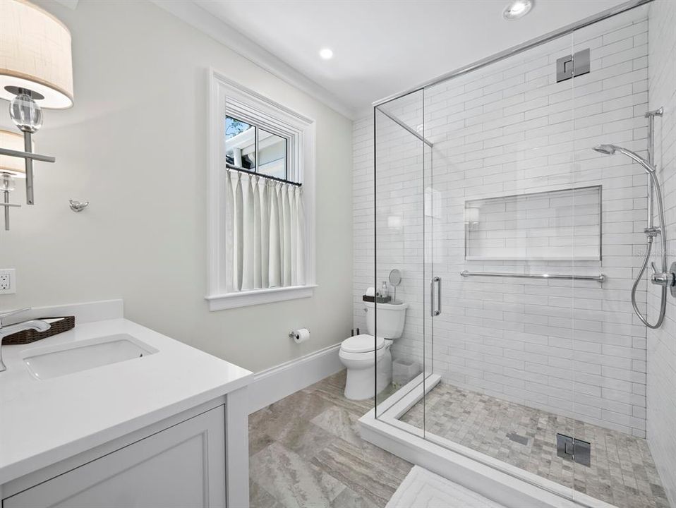 Под контрактом: $8,999,999 (4 спален, 4 ванн, 7497 Квадратных фут)