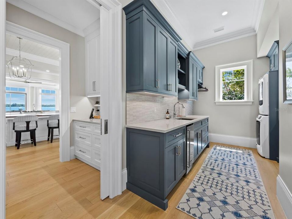 Под контрактом: $8,999,999 (4 спален, 4 ванн, 7497 Квадратных фут)