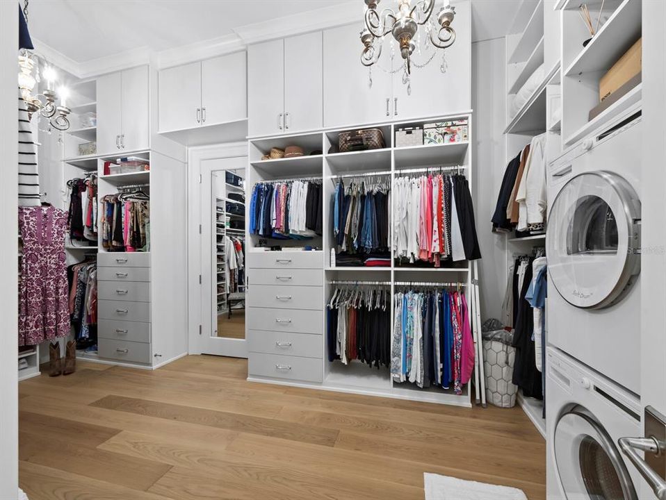 Под контрактом: $8,999,999 (4 спален, 4 ванн, 7497 Квадратных фут)