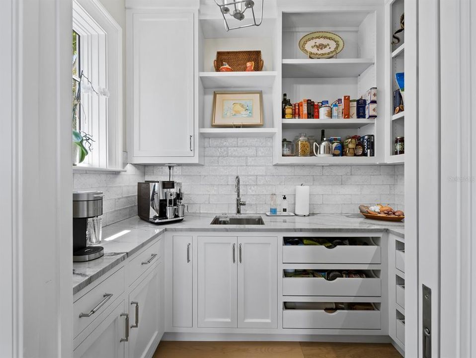 Под контрактом: $8,999,999 (4 спален, 4 ванн, 7497 Квадратных фут)