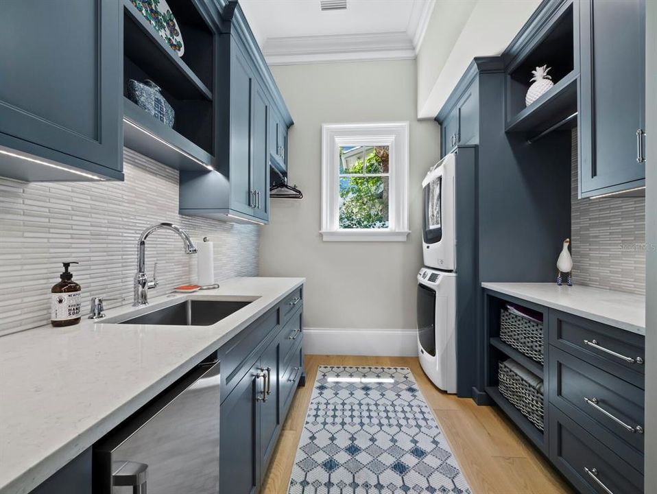 Под контрактом: $8,999,999 (4 спален, 4 ванн, 7497 Квадратных фут)