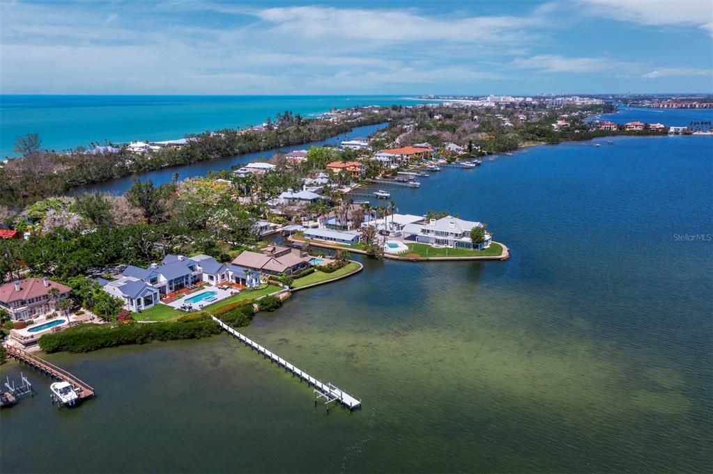 Под контрактом: $8,999,999 (4 спален, 4 ванн, 7497 Квадратных фут)