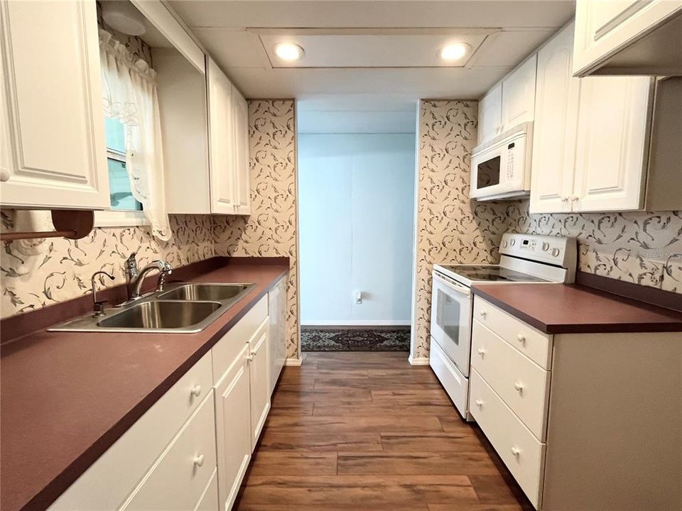 For Sale: $100,000 (2 beds, 2 baths, 959 Square Feet)