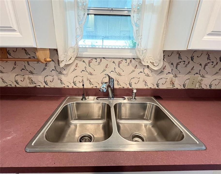 For Sale: $100,000 (2 beds, 2 baths, 959 Square Feet)