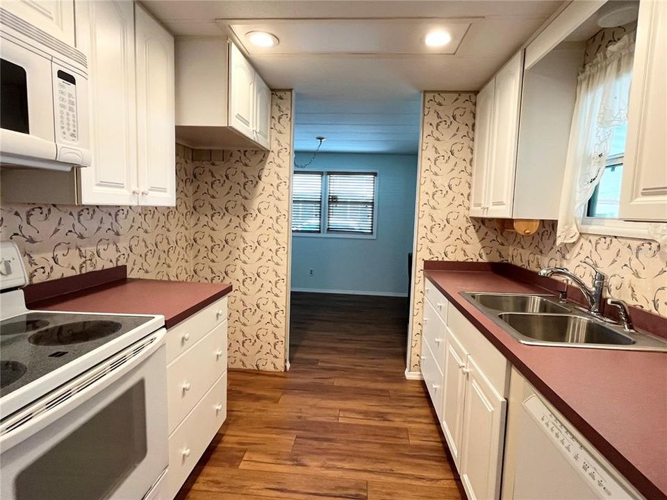 For Sale: $100,000 (2 beds, 2 baths, 959 Square Feet)