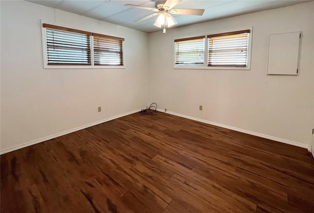 For Sale: $100,000 (2 beds, 2 baths, 959 Square Feet)