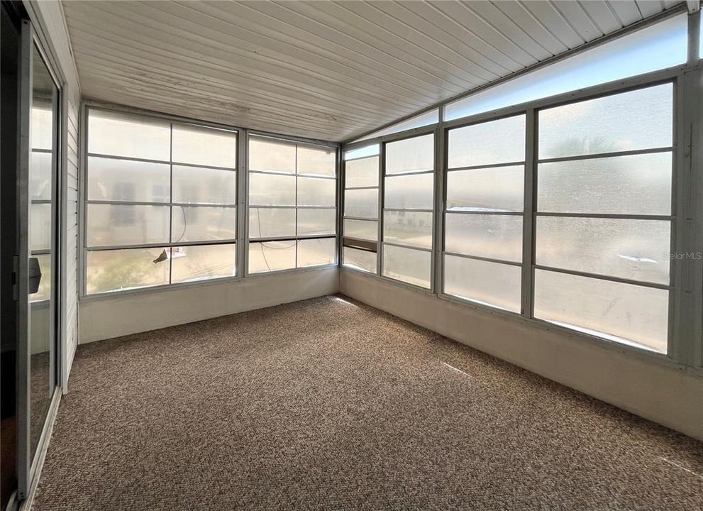 For Sale: $100,000 (2 beds, 2 baths, 959 Square Feet)