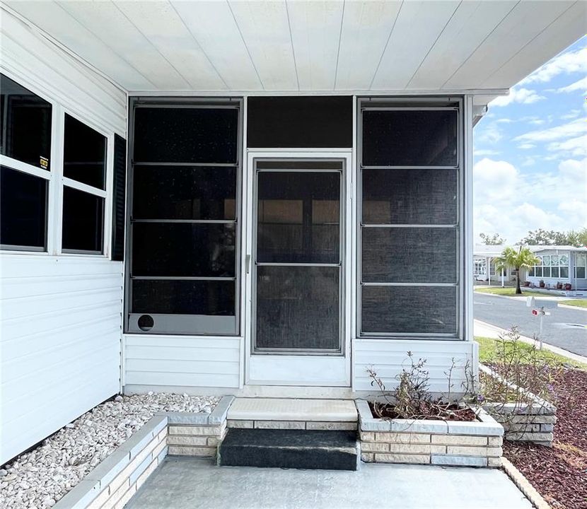 For Sale: $100,000 (2 beds, 2 baths, 959 Square Feet)