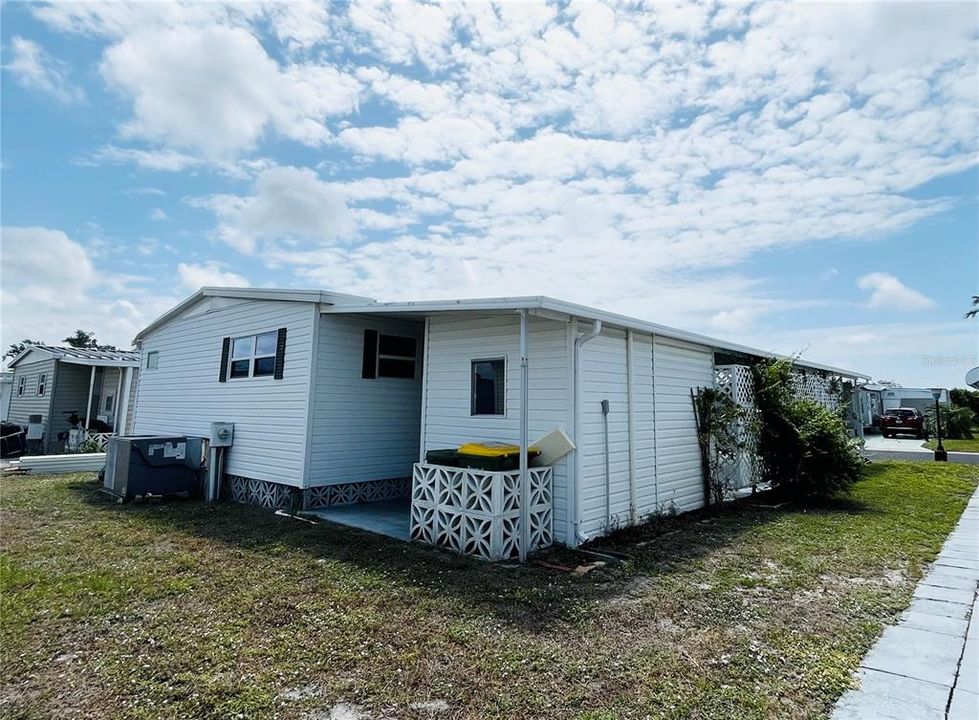 For Sale: $100,000 (2 beds, 2 baths, 959 Square Feet)