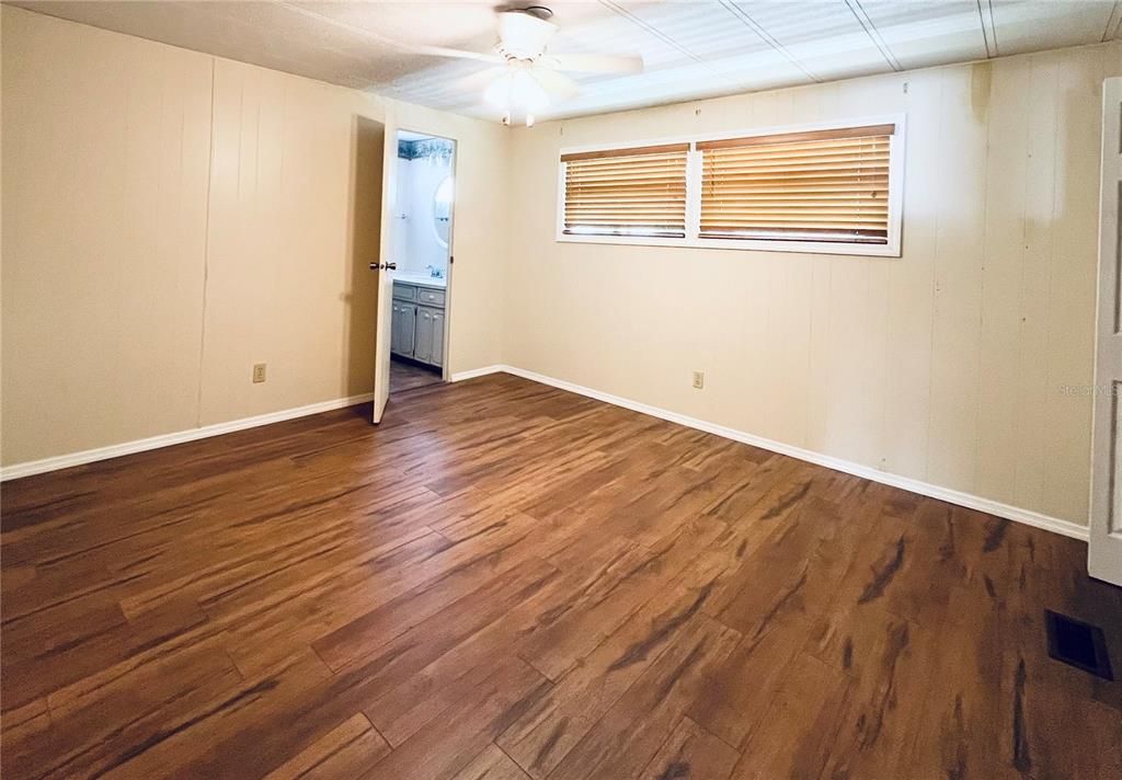 For Sale: $100,000 (2 beds, 2 baths, 959 Square Feet)