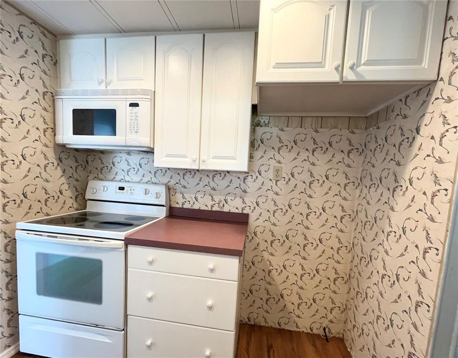 For Sale: $100,000 (2 beds, 2 baths, 959 Square Feet)