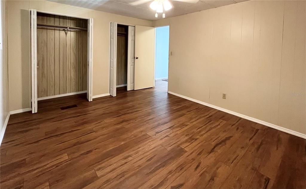 For Sale: $100,000 (2 beds, 2 baths, 959 Square Feet)