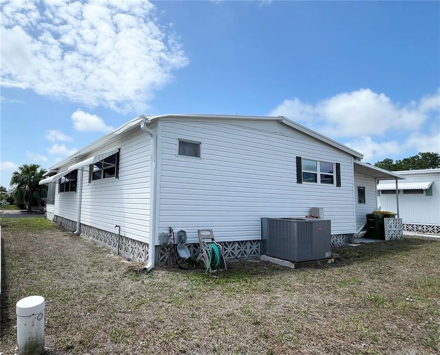 For Sale: $100,000 (2 beds, 2 baths, 959 Square Feet)