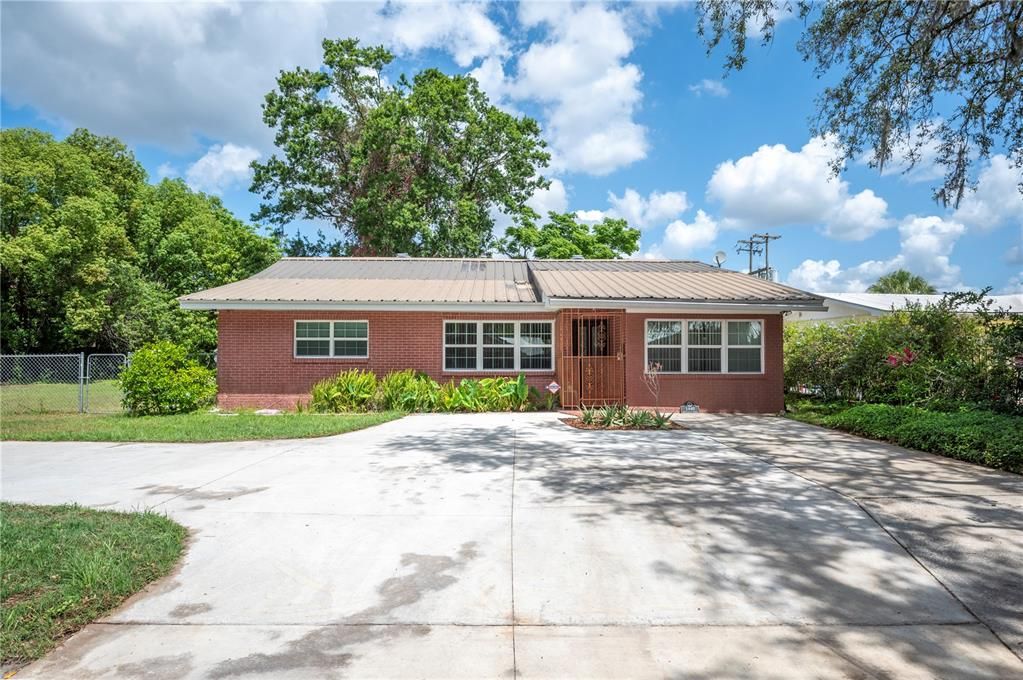 Recently Sold: $230,000 (3 beds, 2 baths, 1402 Square Feet)