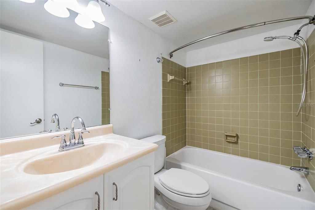 Activo con contrato: $145,000 (2 camas, 2 baños, 1170 Pies cuadrados)