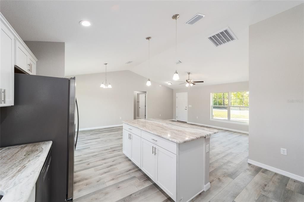 待售: $257,000 (3 贝兹, 2 浴室, 1475 平方英尺)