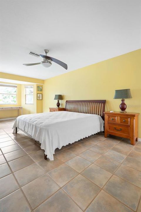 For Sale: $494,900 (2 beds, 2 baths, 1139 Square Feet)