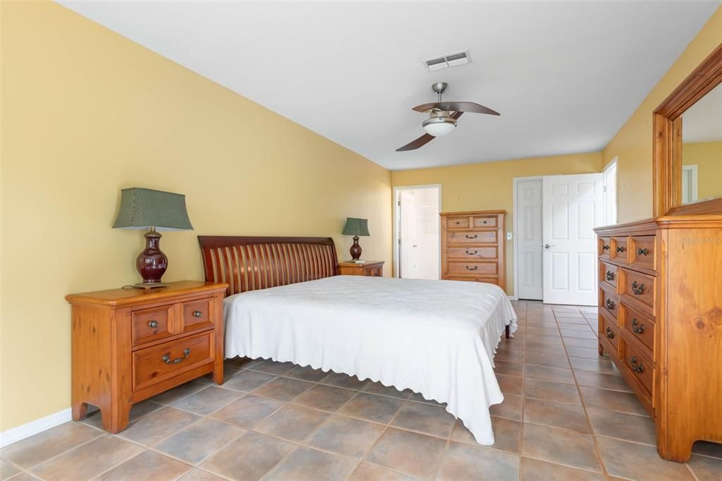 For Sale: $494,900 (2 beds, 2 baths, 1139 Square Feet)