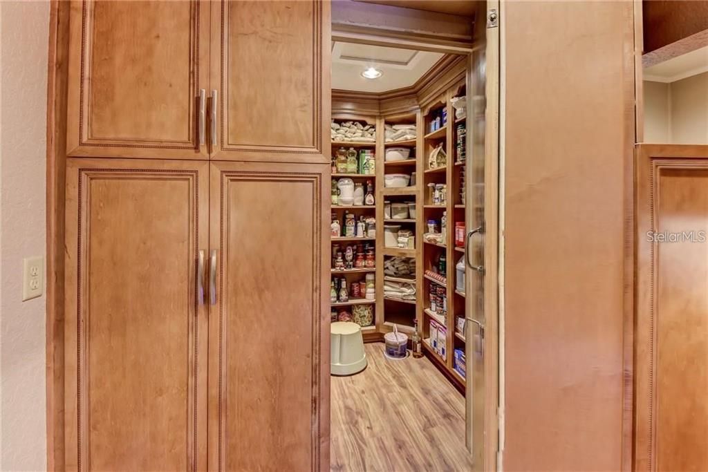 For Sale: $1,399,999 (5 beds, 5 baths, 5946 Square Feet)