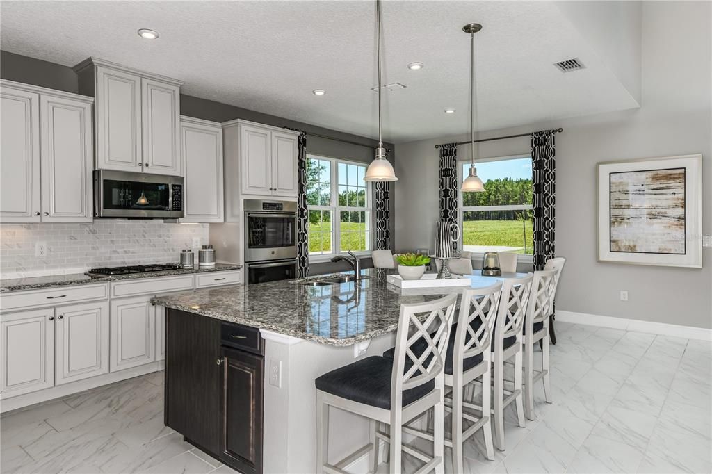 合同活跃: $549,715 (5 贝兹, 4 浴室, 3136 平方英尺)