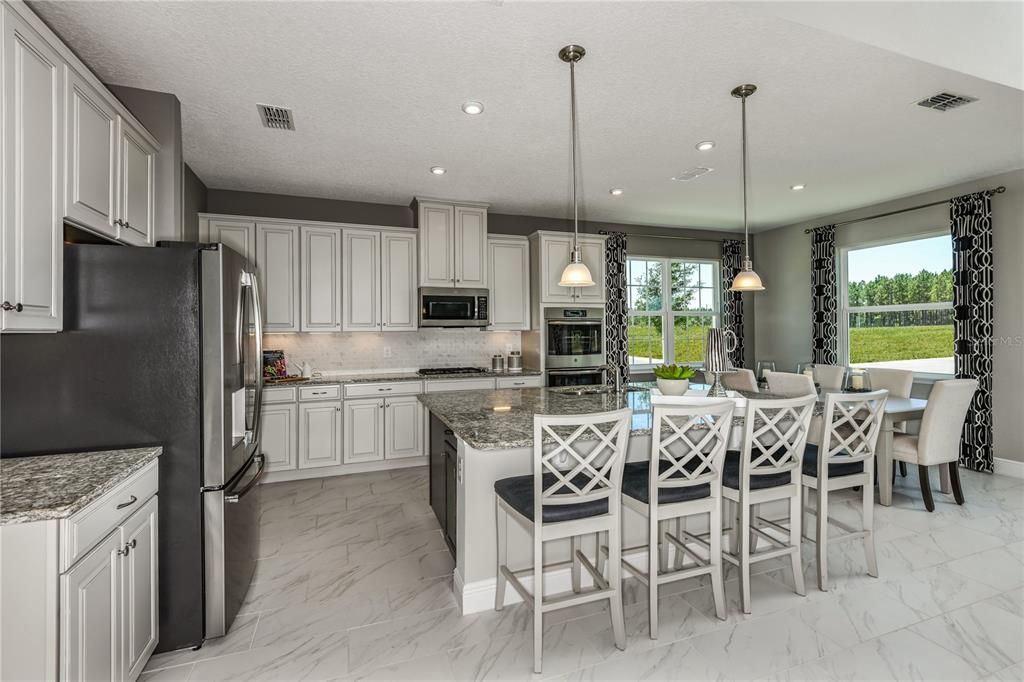 合同活跃: $549,715 (5 贝兹, 4 浴室, 3136 平方英尺)