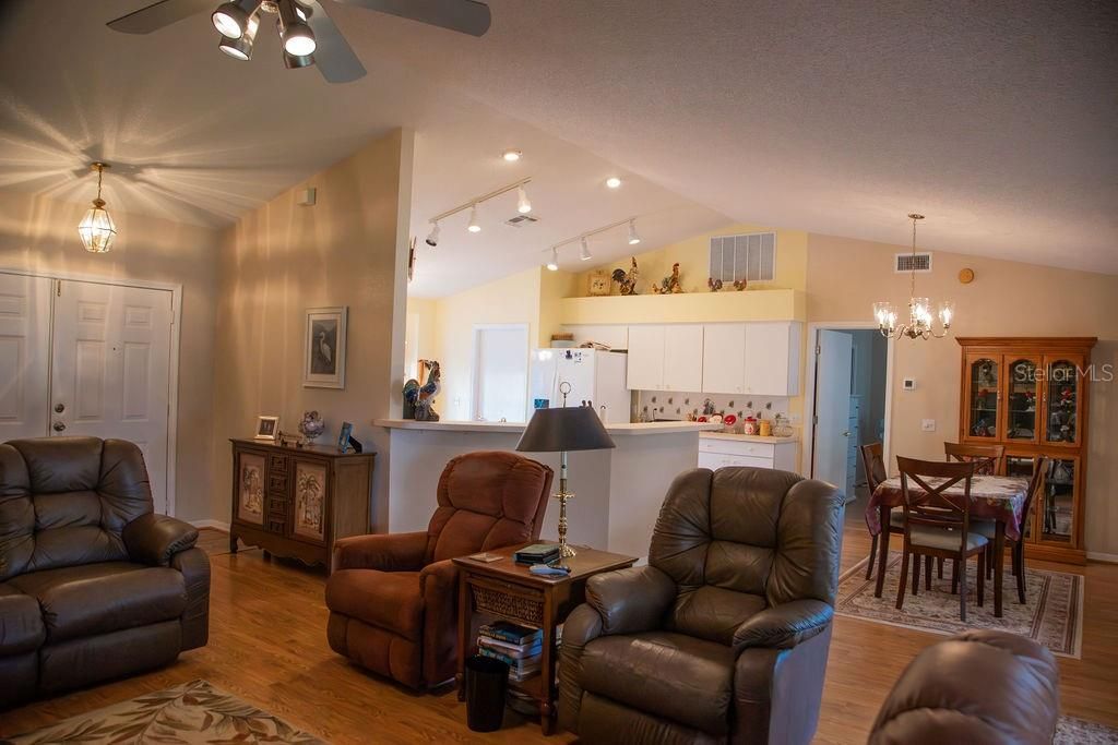 待售: $299,900 (3 贝兹, 2 浴室, 1623 平方英尺)