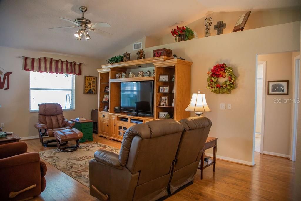 待售: $299,900 (3 贝兹, 2 浴室, 1623 平方英尺)