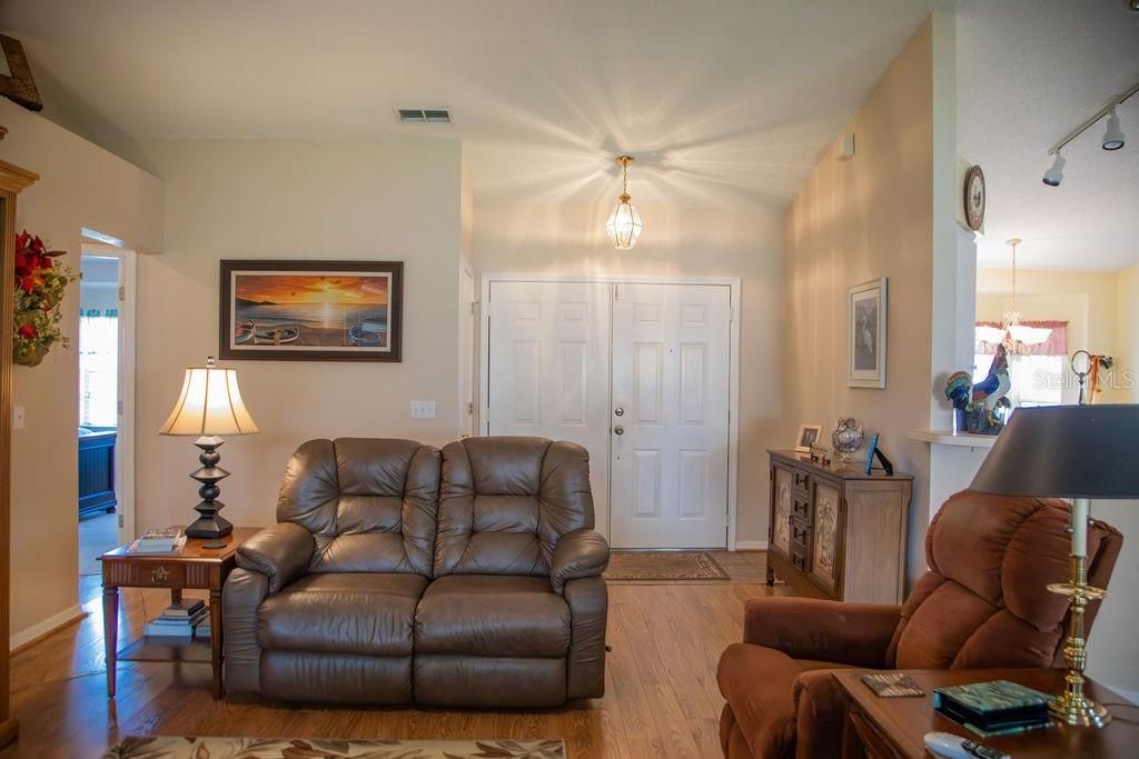 待售: $299,900 (3 贝兹, 2 浴室, 1623 平方英尺)