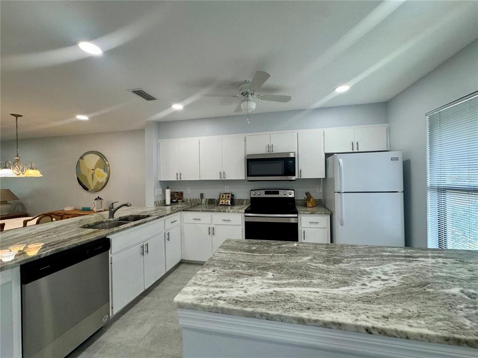 Под контрактом: $2,150 (2 спален, 2 ванн, 1069 Квадратных фут)