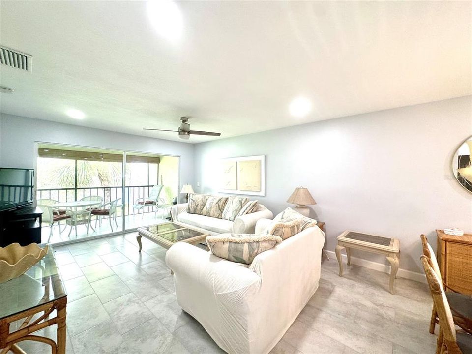 Под контрактом: $2,150 (2 спален, 2 ванн, 1069 Квадратных фут)