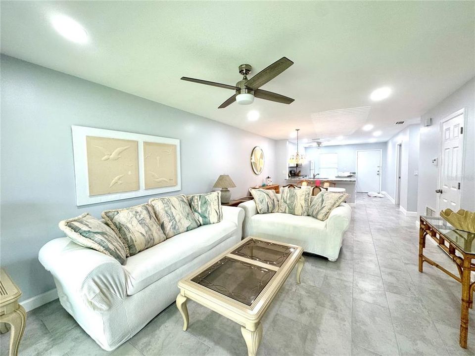 Под контрактом: $2,150 (2 спален, 2 ванн, 1069 Квадратных фут)