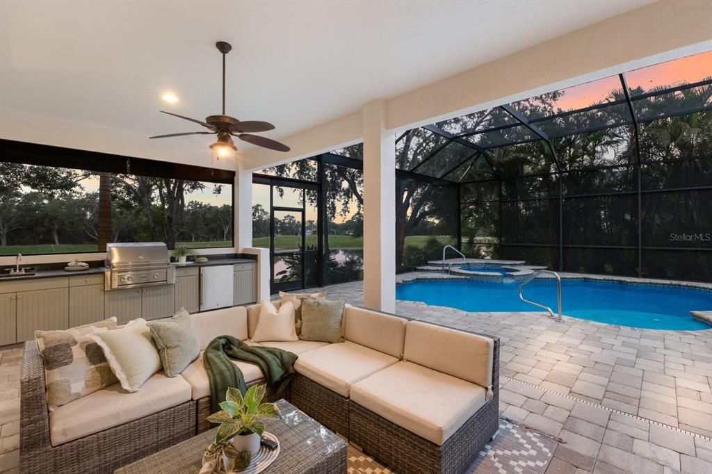 合同活跃: $1,799,000 (4 贝兹, 4 浴室, 3885 平方英尺)