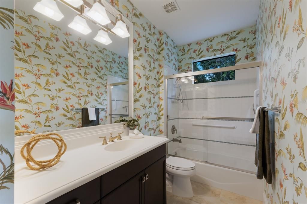 合同活跃: $1,799,000 (4 贝兹, 4 浴室, 3885 平方英尺)