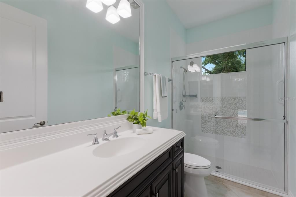 合同活跃: $1,799,000 (4 贝兹, 4 浴室, 3885 平方英尺)