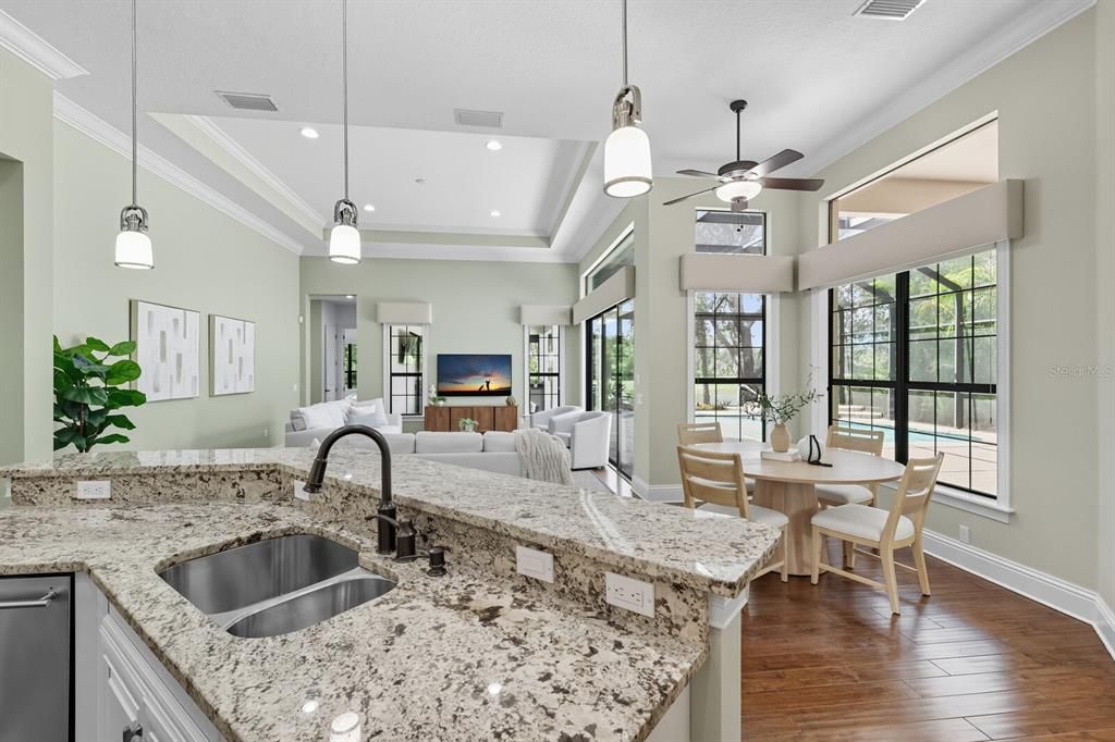 合同活跃: $1,799,000 (4 贝兹, 4 浴室, 3885 平方英尺)