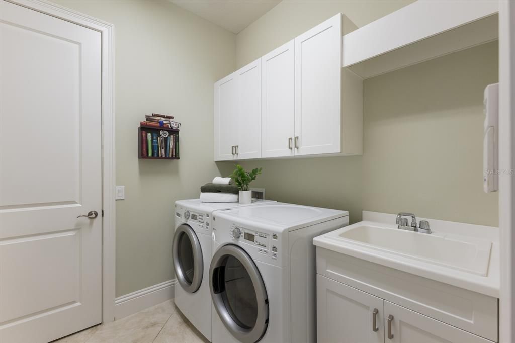 合同活跃: $1,799,000 (4 贝兹, 4 浴室, 3885 平方英尺)