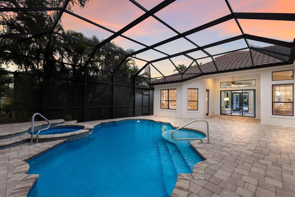 合同活跃: $1,799,000 (4 贝兹, 4 浴室, 3885 平方英尺)