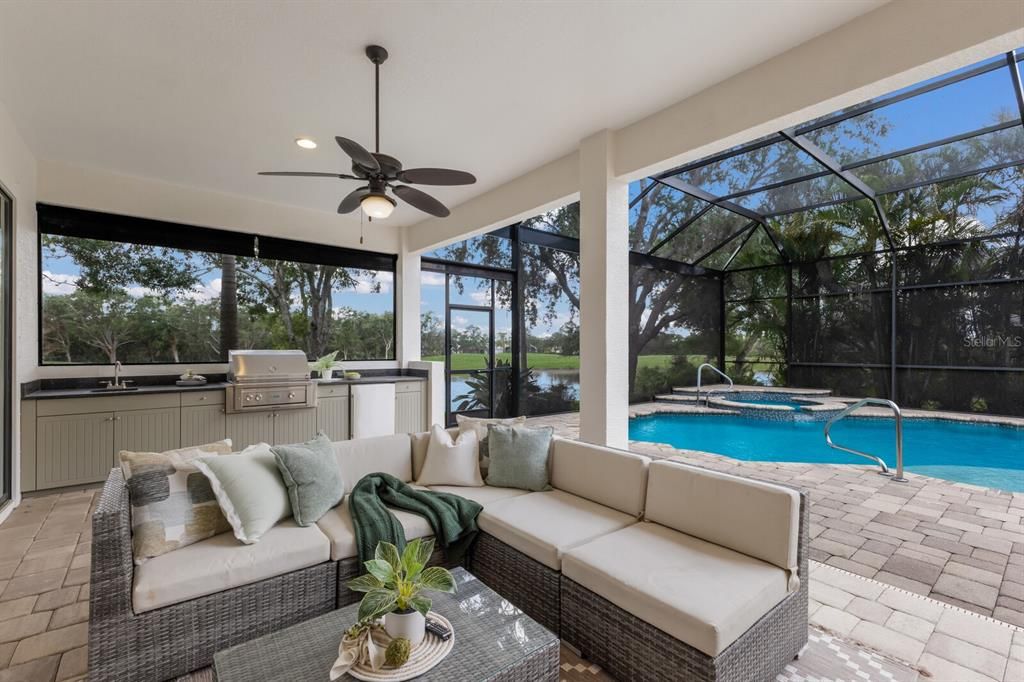 合同活跃: $1,799,000 (4 贝兹, 4 浴室, 3885 平方英尺)