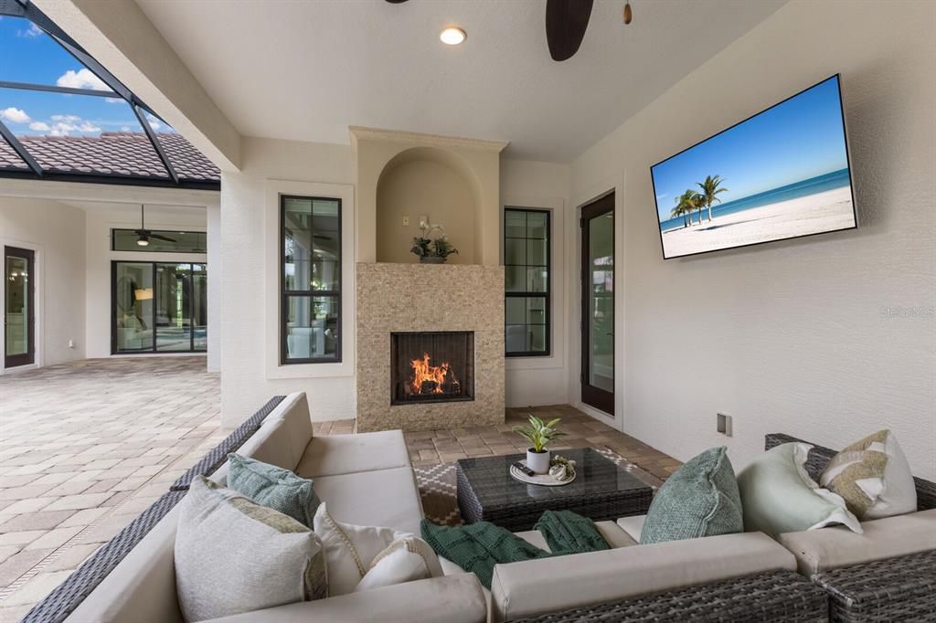 合同活跃: $1,799,000 (4 贝兹, 4 浴室, 3885 平方英尺)