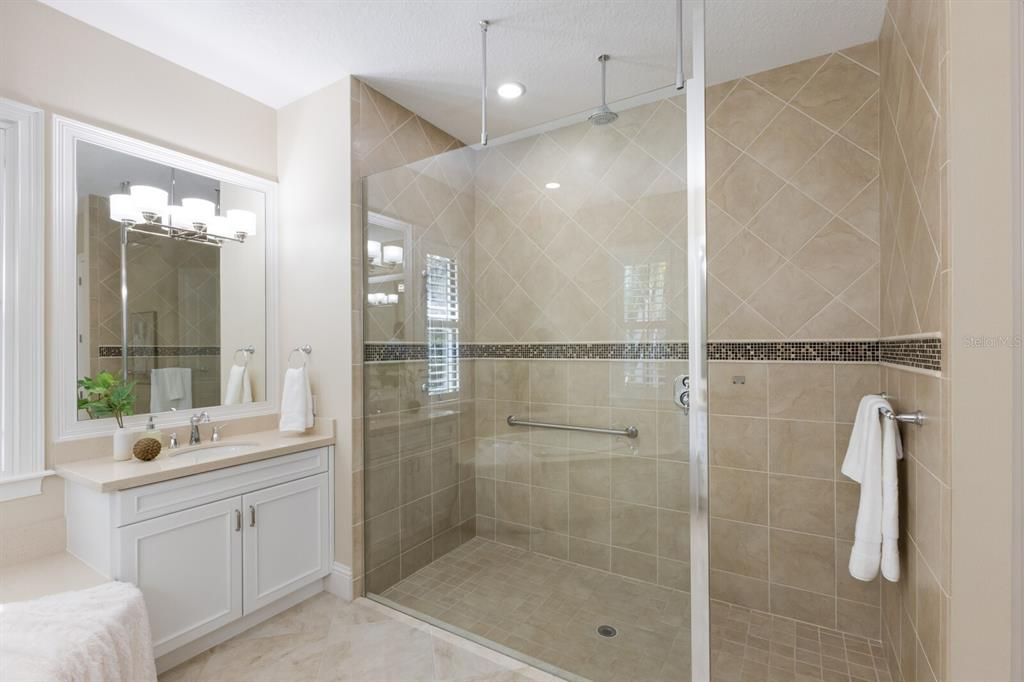 合同活跃: $1,799,000 (4 贝兹, 4 浴室, 3885 平方英尺)