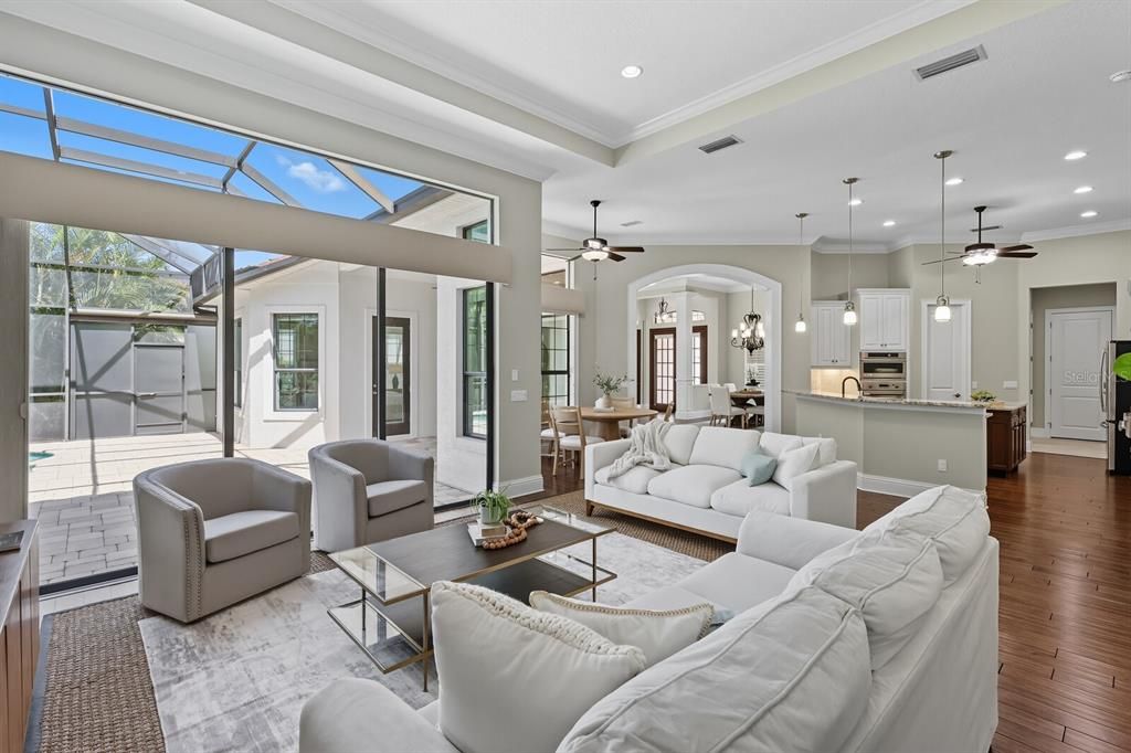 合同活跃: $1,799,000 (4 贝兹, 4 浴室, 3885 平方英尺)