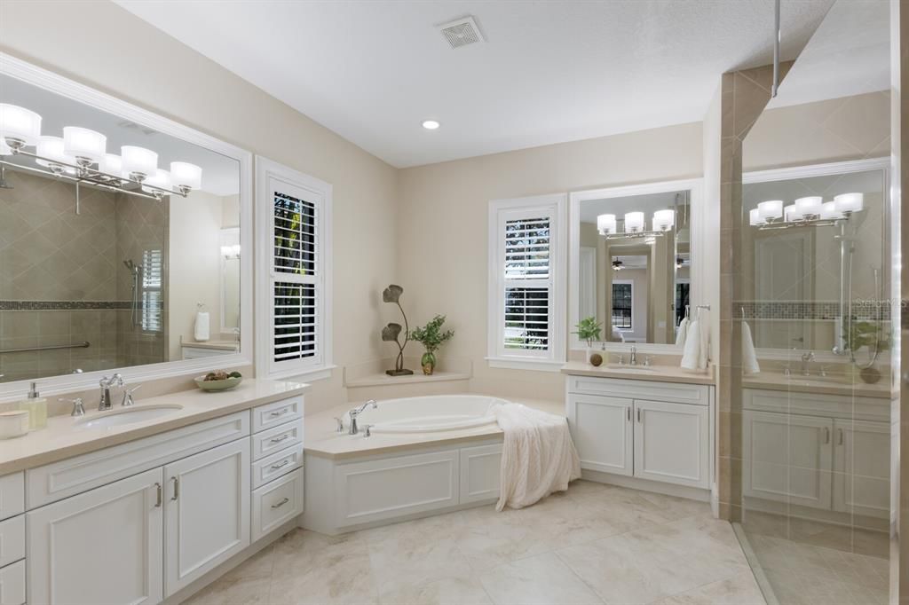 合同活跃: $1,799,000 (4 贝兹, 4 浴室, 3885 平方英尺)