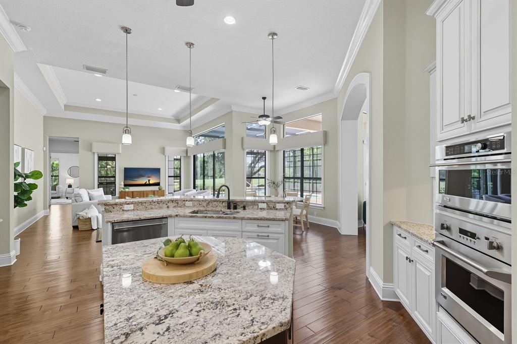 合同活跃: $1,799,000 (4 贝兹, 4 浴室, 3885 平方英尺)