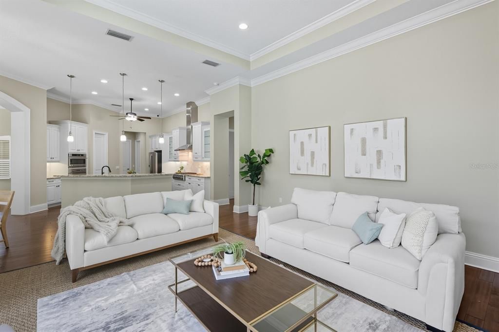 合同活跃: $1,799,000 (4 贝兹, 4 浴室, 3885 平方英尺)