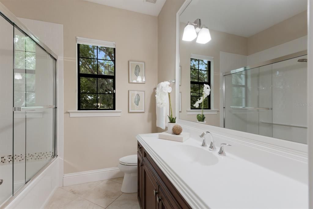 合同活跃: $1,799,000 (4 贝兹, 4 浴室, 3885 平方英尺)